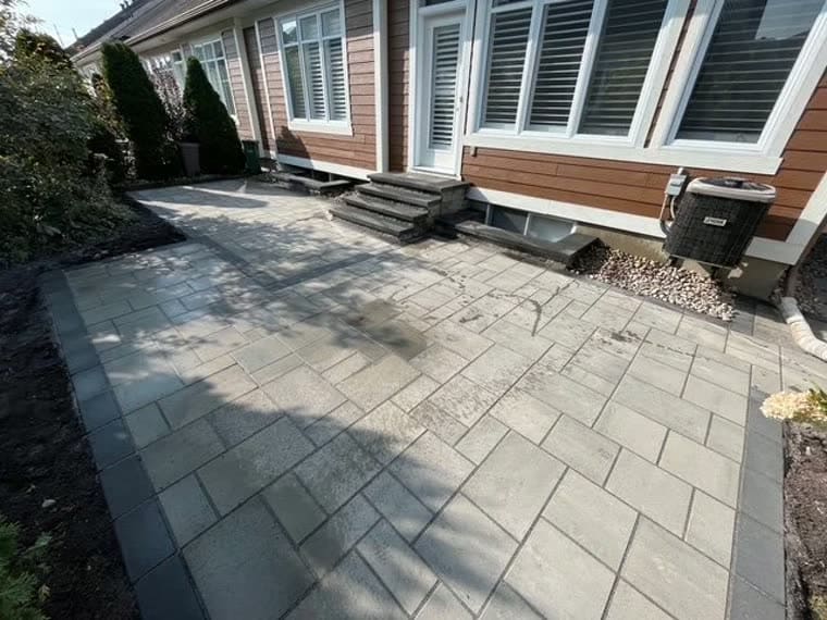 Interlock driveway in 70mm pavers with a contrasting soldier-course border, Ottawa